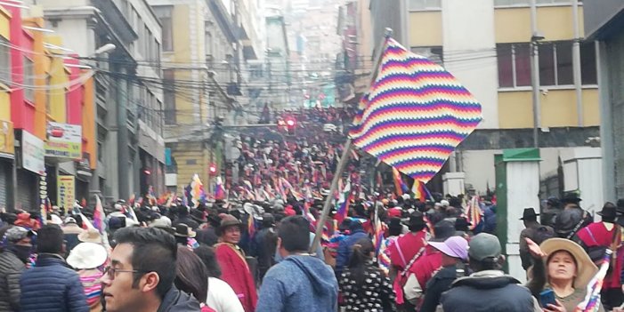 Massiva mobilització pagesa al centre de La Paz contra el cop d'Estat