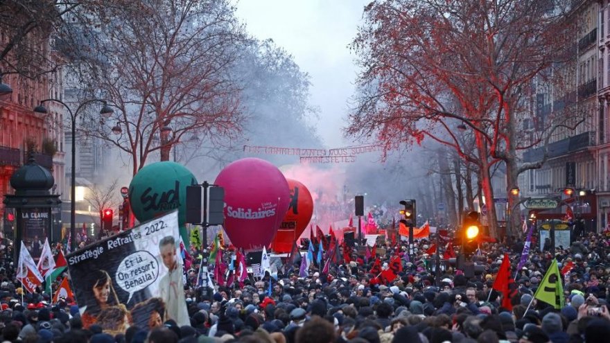  La batalla per les pensions arrenca amb massives mobilitzacions a tot França