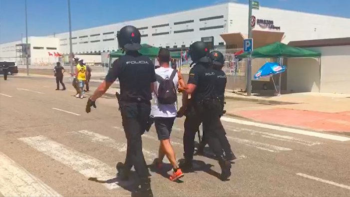 VÍDEO | #HuelgaAmazon Càrregues policials i tres persones detingudes en els piquets de vaga