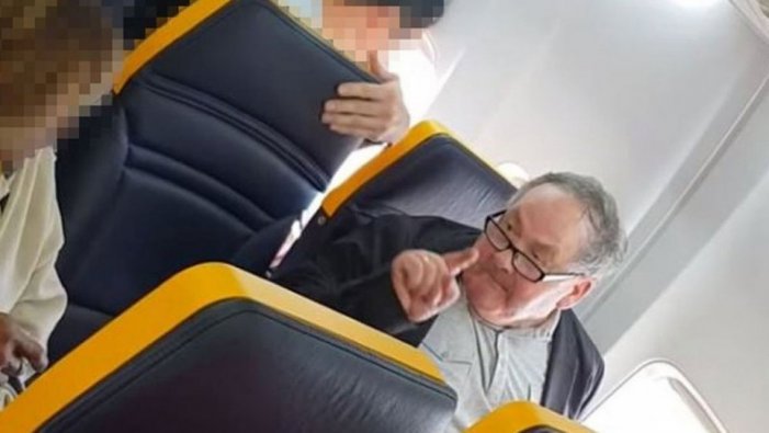 Ryanair empara escàndol racista en un vol