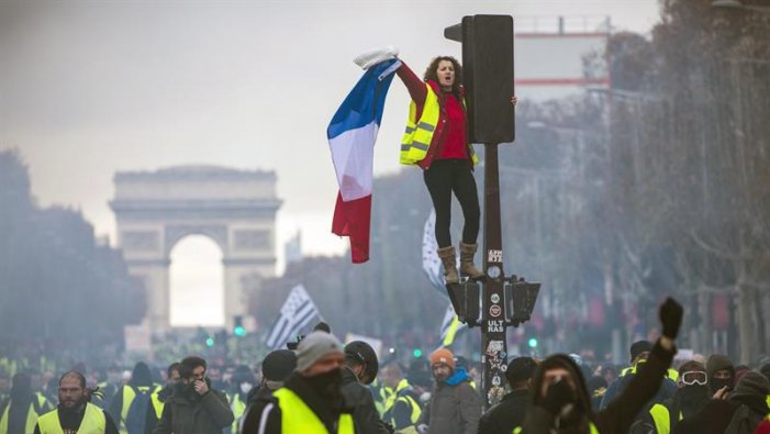 Marxes, bloquejos i repressió a França per la pujada del combustible