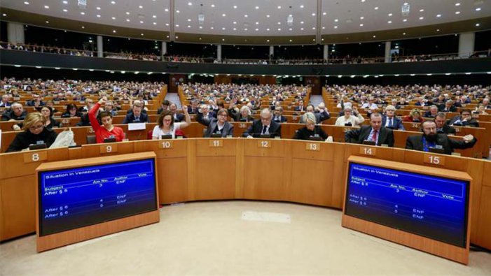 Avança l'ofensiva colpista: el Parlament Europeu reconeix a Guaidó com a president
