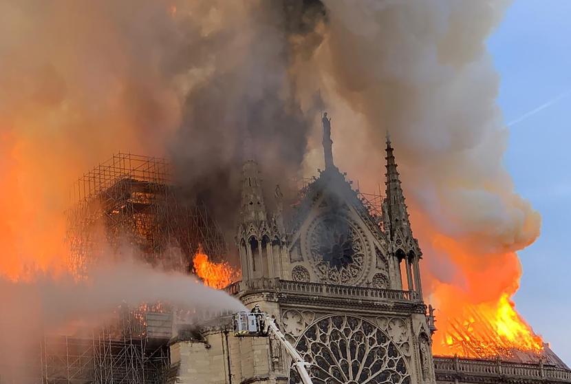En directe| Enorme incendi a la catedral de Notre Dame de París