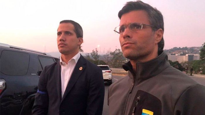 Guaidó apareix al costat de Leopoldo López i crida als militars a un cop d'estat