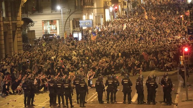 El poble català surt al carrer contra la sentència