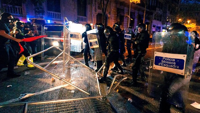 La repressió s'estén per les ciutats catalanes mentre creix la resistència a la sentència