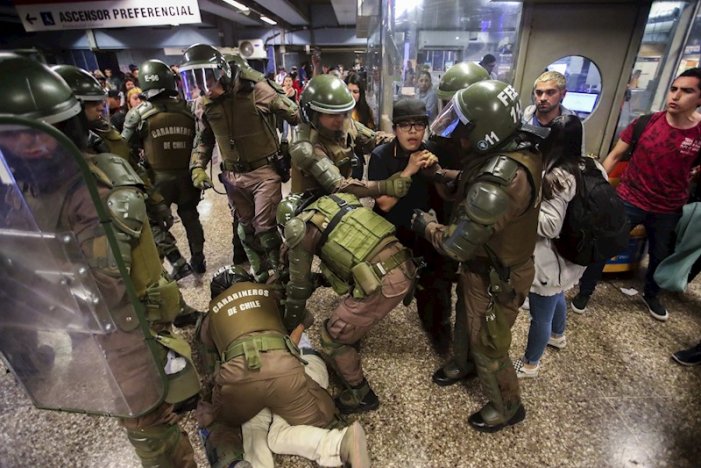 Xile: brutal repressió a la rebel·lió de la joventut contra el tarifazo del metro