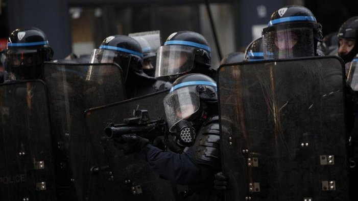 Brutal repressió a París durant la jornada de protesta contra la reforma de jubilacions