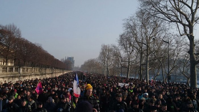 350.000 persones van marxar a París a 51 dies de vaga contra la reforma de Macron