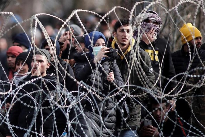 La Policia grega reprimeix a refugiats sirians que fugen de la guerra