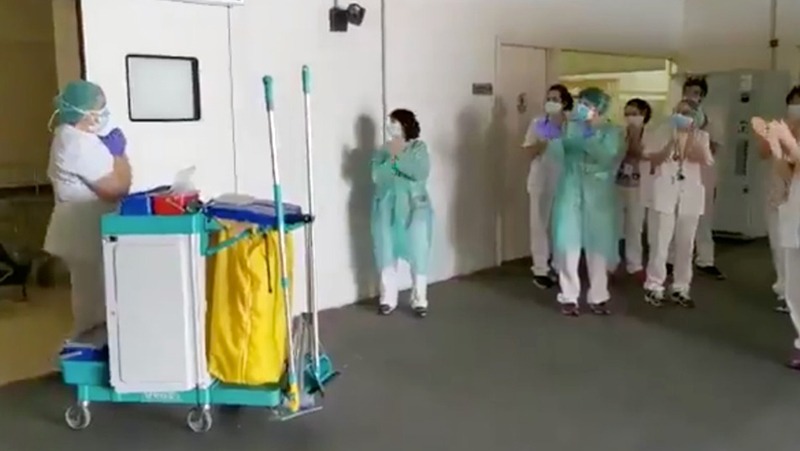 Treballadores sanitàries aplaudeixen a les de neteja: unides en primera línia