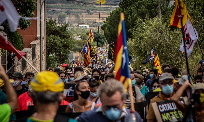 [Fotogaleria] #NoTenimRei: Els Mossos amb el rei i contra el poble català