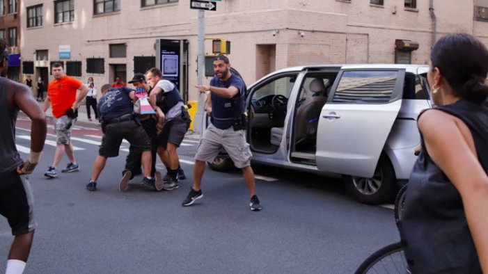 Policia de Nova York colpeja a una manifestant i la puja a un vehicle sense identificació