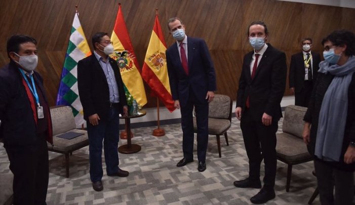 Pablo Iglesias i el rei Felip VI a la presa del president bolivià