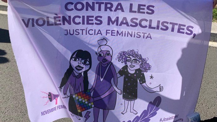 Una cadena feminista envolta Barcelona contra les violències masclistes pel 25N