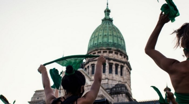 I ha sigut llei!: amb una multitud als carrers, el Senat legalitza l'avortament a l'Argentina