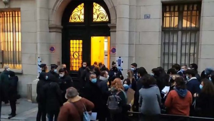 A París la Policia reprimeix als estudiants que protesten contra els exàmens presencials