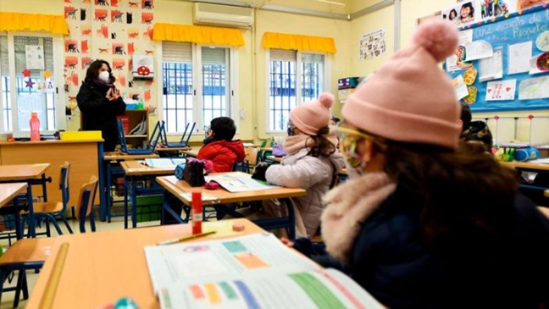Alumnes van a classe “amb mantes, gorros i guants”, denuncien associacions de mares i pares