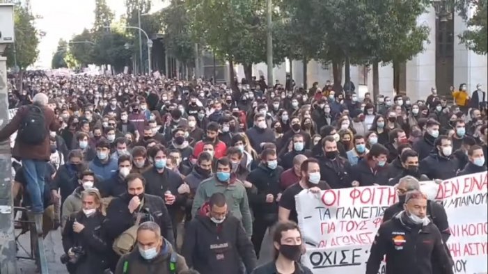 Estudiants grecs prenen els carrers per a lluitar contra la militarització de les universitats