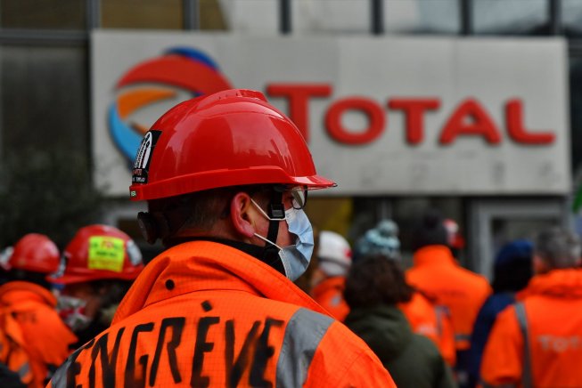 França: paralitzen les refineries de Total en suport a vaga de Grandpuits i per l'ocupació