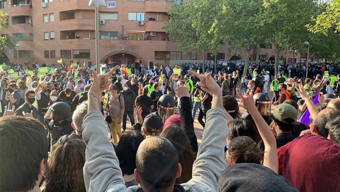 Fracassa l'acte de VOX a Vallecas i la policia carrega contra manifestants antifeixistes i periodistes