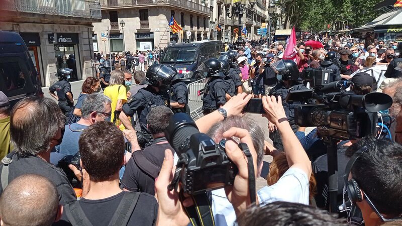 #ClemènciaNoEsJusticia: protestes contra la visita de Sánchez a Barcelona per a anunciar els indults