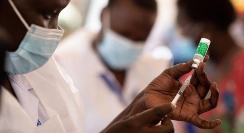 Els països més rics aplicaran un reforç per la covid-19, però a Àfrica menys del 2% està vacunat