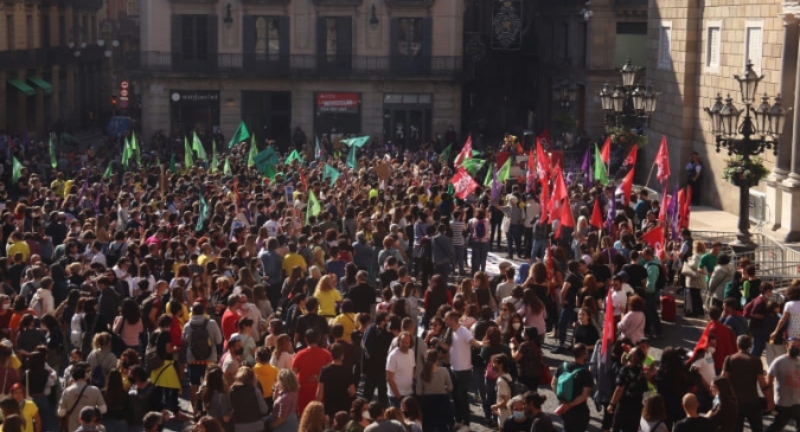 28O: Milers de persones ocupen la plaça Sant Jaume