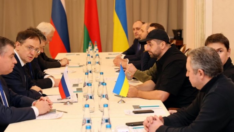 Ucraïna i Rússia s'emplacen per a una altra reunió mentre segueix l'enfrontament militar