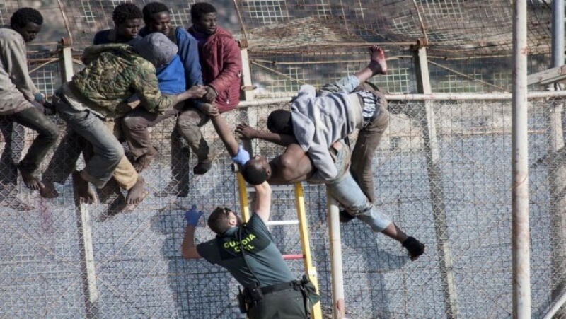 Pallisses i trets a l'aire contra els migrants que tracten de saltar la tanca a Melilla