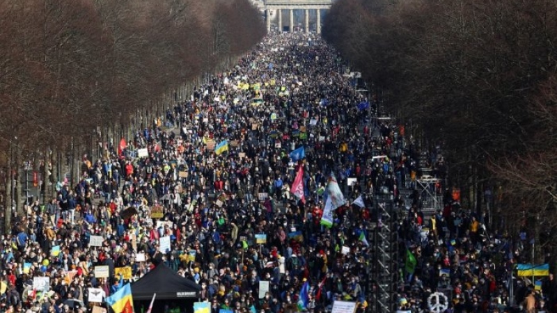 Milers de manifestants a Berlín contra la guerra a Ucraïna