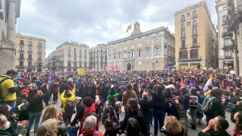 La tercera jornada de vaga irromp davant la Generalitat al crit de Cambray dimissió