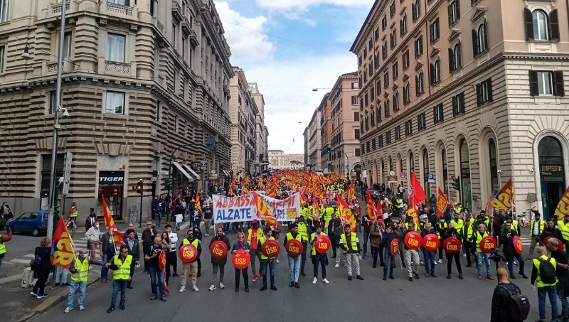 “Baixeu les armes i pugin els salaris”: jornada de vaga i manifestació a Itàlia