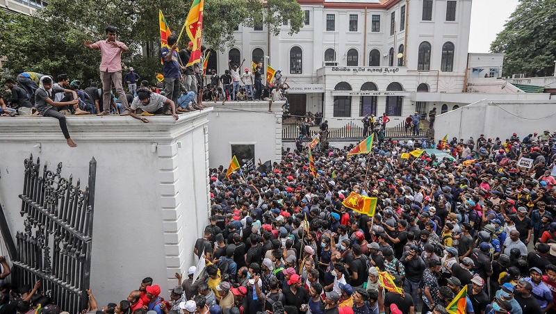 Milers de manifestants prenen la residència del president de Sri Lanka