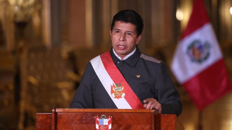 Davant l'intent fallit bonapartista de Castillo i el cop parlamentari de dreta al Perú