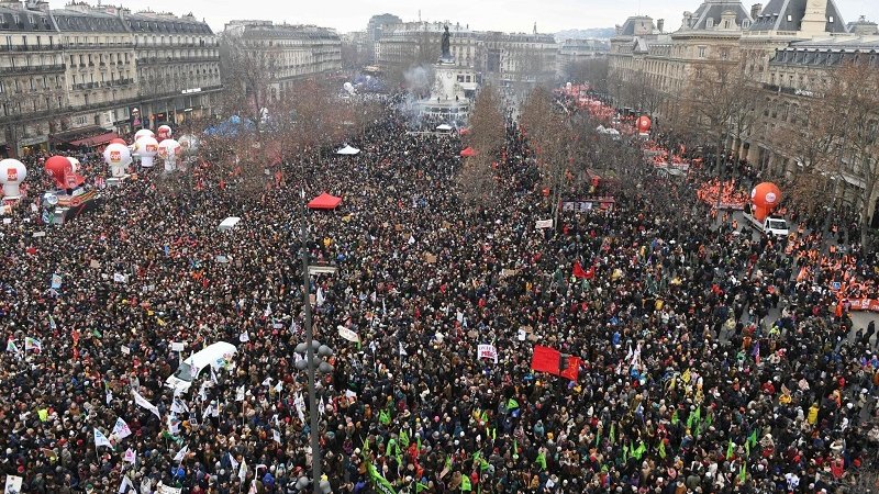 Un milió de persones als carrers de França contra la reforma de les pensions de Macron