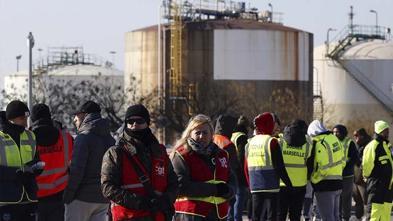 Onada de vagues en refineries, energia i ports de França: com segueix la batalla de les pensions?