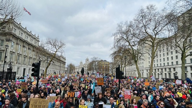La major vaga en dècades al Regne Unit: més de mig milió de treballadors protesten contra el govern