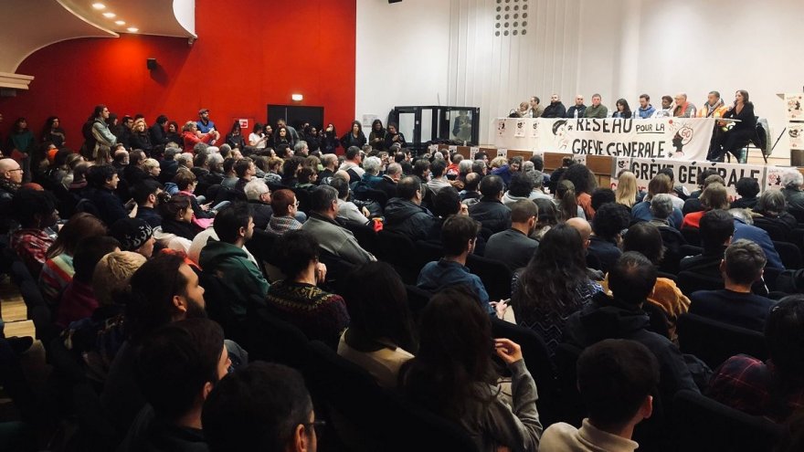 Gran trobada a París de treballadors en lluita per la vaga general contra la reforma de les pensions