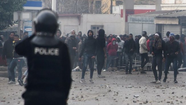 Tunísia: segona nit d'ira contra les polítiques d'austeritat