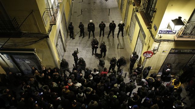 Rebel·lió a Lavapiés després de la mort d'un manter perseguit per la policia