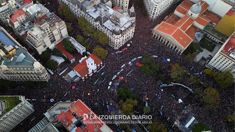 Multitudinària marxa a l'Argentina en defensa de la universitat pública