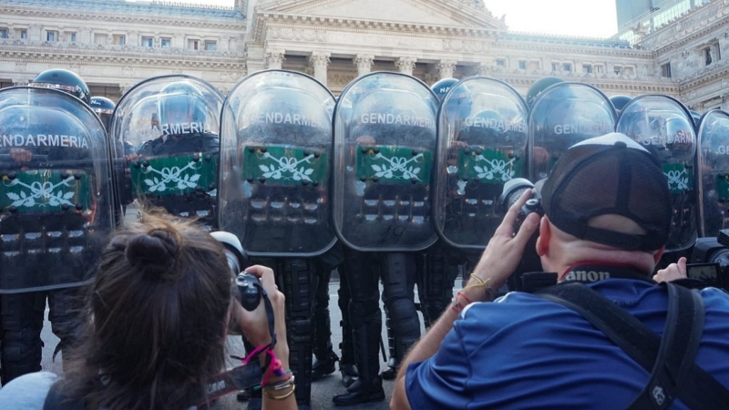 El govern argentí reprimeix a manifestants que rebutgen la Llei Òmnibus