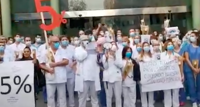 [VIDEO] Protesta de sanitaris a l'Hospital Clínic: "Retallar sanitat és assassinar"