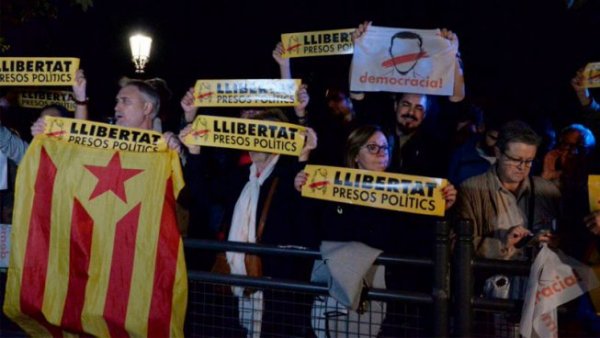 Milers de persones es mobilitzen per “Llibertat Presos Polítics” a Catalunya