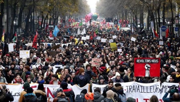 Vaga històrica i mobilització multitudinària a França contra la reforma previsional de Macron