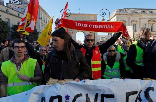 La vaga a França ha unit als carrers a armilles grogues, sindicats i estudiants