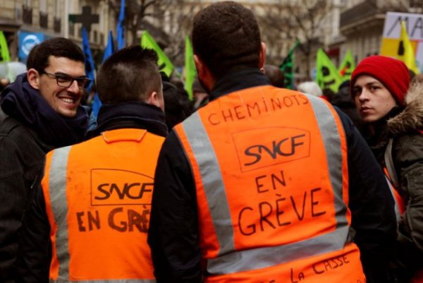 Massiva vaga a França: els ferroviaris s'enfronten a Macron