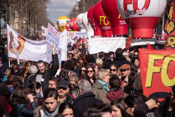 Desenes de milers marxen a França en una nova vaga general contra Macron