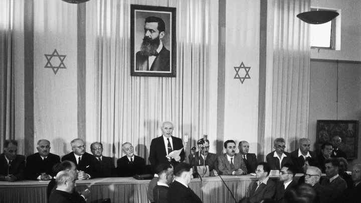 El dirigent sionista i futur president d'Israel, David Ben Gurión, declarant la independència el 14 de maig de 1948